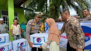 Polres Rokan Hulu Gelar Bantuan Sosial dan Distribusi Air Bersih di Desa Sialang Jaya