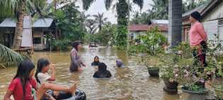 Polwan Perhentian Raja Berikan Bantuan Moral Pada Masyarakat Terdampak Banjir