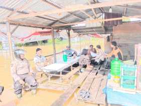Polres Inhu Patroli Gabungan dan Silaturahmi dengan Masyarakat di Lokasi Banjir