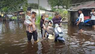 Aksi Kapolsek Dumai Barat Gendong Anak di Genangan Banjir saat Sosialisasi Pemilu