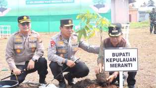 Kapolda Riau Tanam Pohon di Meranti, Bupati Asmar Ajak Jadikan Penghijauan Gaya Hidup