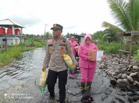Berjalan di Genangan Air, Kapolsek Batang Tuaka Bawa Sembako untuk Masyarakat Terdampak Banjir