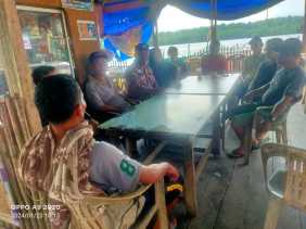 Kanit Binmas Teluk Belengkong Cooling System di Desa Sakarotan Inhil