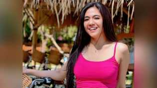 DJ Una Pakai Outfit ala Cewek Kue, Seger Kayak Es Pisang Ijo!