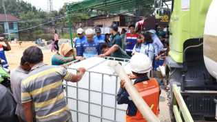 8.000 Liter Air Bersih dari PHR Mengalir untuk Korban Banjir di Pekanbaru