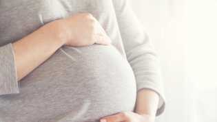 Bumil Rutin Minum Air Kelapa Muda, Kulit Bayi Lebih 'Glowing'? Ini Faktanya