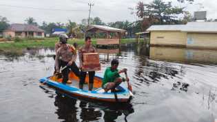 Samapta Polres Inhu Patroli dan Bantu Korban Banjir Demi Pemilu Aman