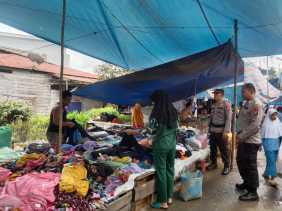 Sambangi Pasar, Wakapolsek Kemuning Sosialisasi Pemilu Damai dan Harkamtibmas
