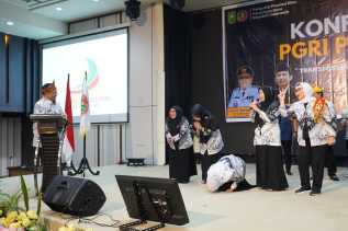 Pj Gubernur Riau Berikan Hadiah Umroh Gratis kepada Guru Berdedikasi