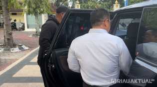 Usai Geledah Kantor Gubernur, KPK Bawa Sekdaprov Riau dan Kabag Protokol