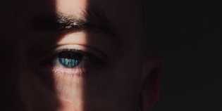 Orang Bermata Biru Berasal dari Nenek Moyang Sama Hidup 10000 Tahun Lalu