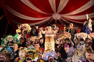 Membludak Ribuan Orang Saksikan Pertunjukan Seni Budaya Jawa Barongan dan Wayang Kulit di Bengkalis