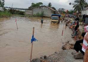 Jalan Penghubung Inhil-Inhu Masih Terendam Banjir
