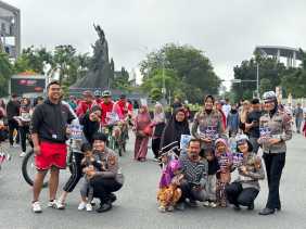 Personil Ditlantas Polda Riau Sosialisasikan Pesan Pemilu Damai pada Acara Car Free Day
