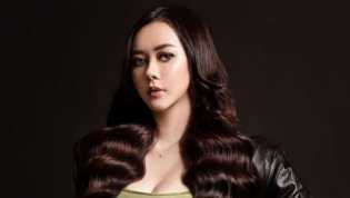 Pose Menantang Aura Kasih, Netizen Sebut Makin Berani