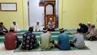 Kompol Teguh Wiyono Sosialisasi Pemilu Damai Usai Salat Subuh Berjamaah di Masjid Al Muhajirin