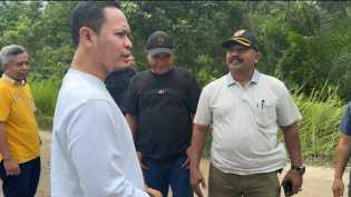 Tinjau Jalan Rusak di Rumbai Timur, Wako Pekanbaru Pastikan Segera Diperbaiki