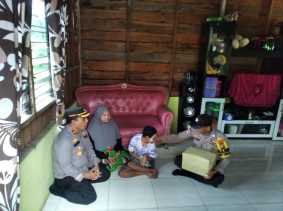 Polsek Bukit Batu Bantu Warga yang Sedang Sakit di Desa Batang Duku