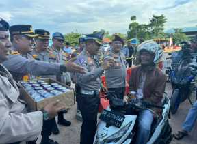 Kombes Taufiq dan PJU Polda Riau Sapa Pemudik Balik dari Sumut dan Kapal Roro