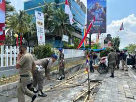 Lagi, Satpol PP Pekanbaru Bongkar Lapak Pedagang Bendera di Jalan Sudirman