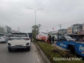 Satu Unit Toyota Rush Terlibat Laka Tunggal Hingga Panjat Trotoar Jalan