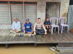Kapolsek Tembilahan Hulu Sampaikan Pesan Pemilu Damai di Tengah Genangan Banjir