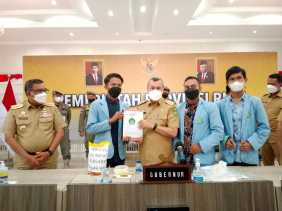 Audiensi Dengan Mahasiswa, Gubri Diberi Kado Ini..