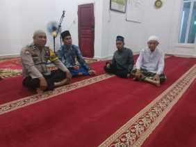 Polsek Tempuling Salat Subuh Keliling dan Sampaikan Pesan Pemilu Damai di Surau Al Mutaqin