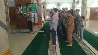 Personel Polsek Bangko Pusako Gelar Salat Gaib untuk 3 Polisi yang Gugur di Way Kanan
