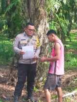 Cegah Karhutla, Bhabinkamtibmas Bangko Pusako Sebarkan Maklumat Kapolda Riau ke Masyarakat