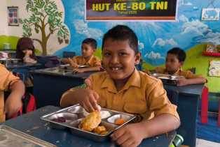 Sambut HUT ke-80 TNI, Korem 031/WB Hadirkan Makan Bergizi untuk Siswa di Pekanbaru