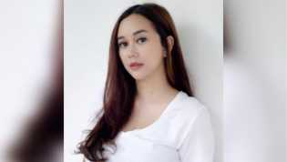 Aura Kasih Cosplay Jadi Guru, Netizen Mendadak Ingin Sekolah Lagi!