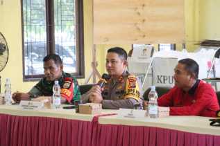 Kawal Pilkada Damai, Kapolres Pelalawan Pantau Rapat Pleno PPK