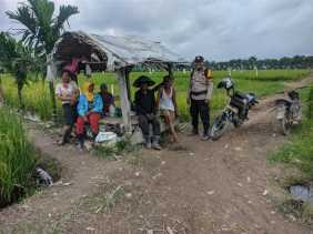 Bhabinkamtibmas Polsek Kempas Ajak Petani Waspada Hoax Pemilu, Ciptakan Kondusifitas Jelang Pesta Demokrasi