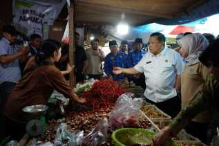 Jelang Nataru, Plt Gubri SF Hariyanto Tinjau Pasar dan Gudang Distributor