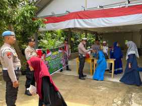 Berbagi Nasi Bungkus, Polsek Kelayang Harap Santri Tidak Golput
