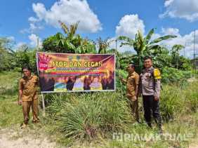 Cegah Karhutla, Polsek Tanah Putih Tanjung Melawan Pasang Spanduk Imbauan di Batu Hampar