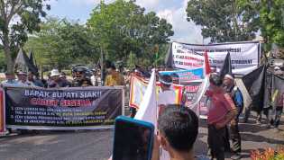 Tuntut Pencabutan Izin PT DSI, Ratusan Petani Sawit di Siak Demo di Kantor Bupati