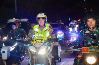 Pastikan Malam Takbiran Berlangsung Aman, Kapolda Riau Berkeliling Pakai Sepeda Motor