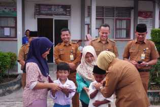 Bupati Siak Bagikan Seragam Gratis pada Hari Pertama Sekolah
