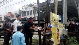 Bahayakan Pengguna Jalan, Tiang FO Ilegal Disita Satpol PP Pekanbaru