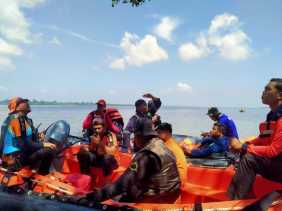 Terjatuh dari Sampan Saat Angkut Kayu, Pria di Bengkalis Hilang di Sungai Kembung Dalam