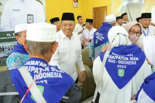 Bupati Alfedri Sambut Kepulangan Jemaah Haji Kloter BTH - 15 di Pekanbaru
