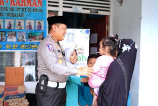 Dirlantas Polda Riau Salurkan Sembako di Panti Asuhan Ar Rahman Sembari Sosialisasikan Pemilu Damai