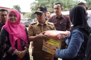 Pj Gubernur Riau dan Pj Bupati Inhil Tinjau Banjir di Kemuning, Salurkan Bantuan 2,5 Ton Beras