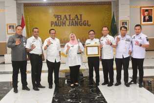 Terbaik I Pembangunan Daerah, Bupati Kasmarni Terima Penghargaan Dari Provinsi Riau