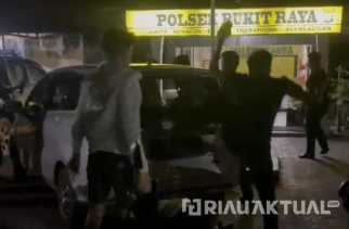 Aksi Brutal Debt Collector di Halaman Polsek Bukit Raya