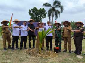 Rutan Pekanbaru Tanam 1.905 Bibit Kelapa, Bekali Narapidana dengan Keterampilan Hidup
