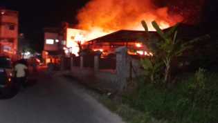 Dini Hari, Dua Rumah di Jalan Kopi Pekanbaru Ludes Terbakar