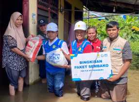 YBM PLN Salurkan Paket Bantuan Warga Terdampak Banjir di Pekanbaru